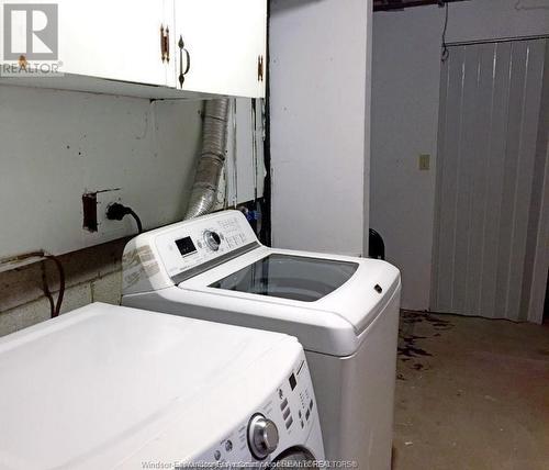 8060 Molnar Crescent, Windsor, ON - Indoor Photo Showing Laundry Room