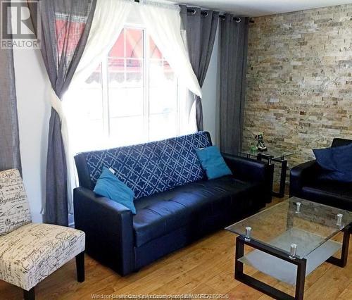 8060 Molnar Crescent, Windsor, ON - Indoor Photo Showing Living Room