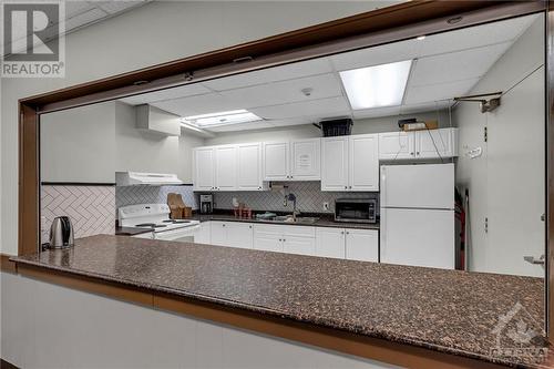 158B Mcarthur Avenue Unit#806, Ottawa, ON - Indoor Photo Showing Kitchen