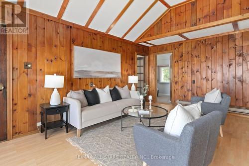 362 County Rd 24, Kawartha Lakes, ON - Indoor Photo Showing Living Room