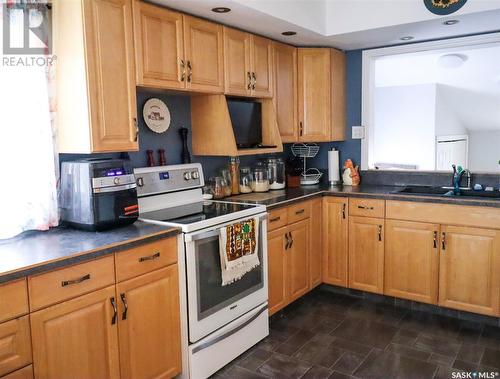 730 5Th Avenue Ne, Swift Current, SK - Indoor Photo Showing Kitchen