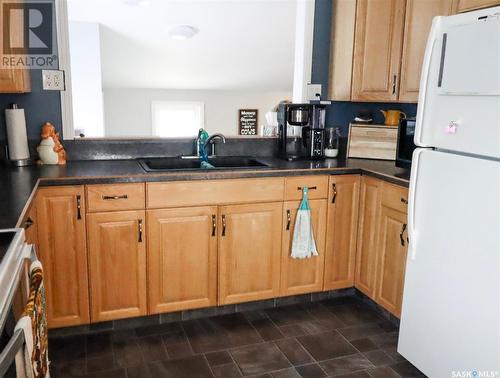 730 5Th Avenue Ne, Swift Current, SK - Indoor Photo Showing Kitchen With Double Sink