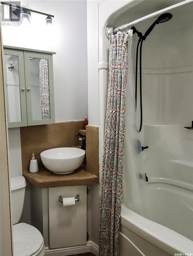 730 5Th Avenue Ne, Swift Current, SK - Indoor Photo Showing Bathroom