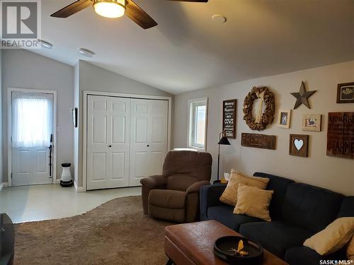 730 5Th Avenue Ne, Swift Current, SK - Indoor Photo Showing Living Room