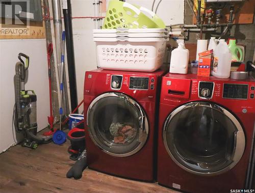 730 5Th Avenue Ne, Swift Current, SK - Indoor Photo Showing Laundry Room