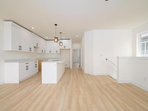 114-2648 Tranquille Rd, Kamloops, BC - Indoor Photo Showing Kitchen