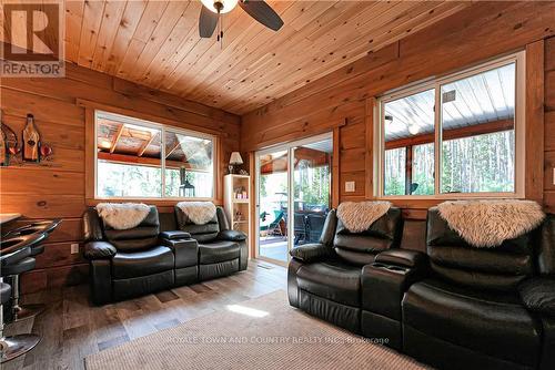 22 Winchester Drive, Kawartha Lakes, ON - Indoor Photo Showing Living Room