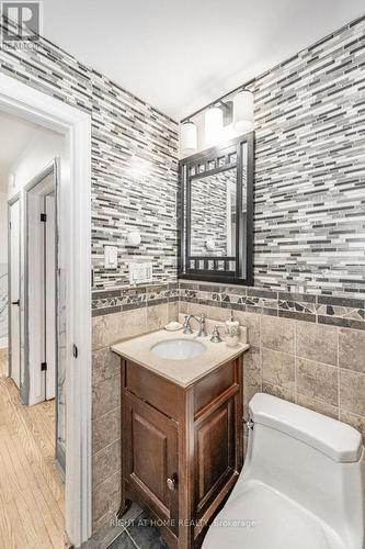 71 Montrose Avenue N, Hamilton, ON - Indoor Photo Showing Bathroom
