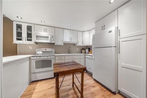 Modern shaker cabinets - 1270 Maple Crossing Boulevard|Unit #204, Burlington, ON - Indoor Photo Showing Kitchen