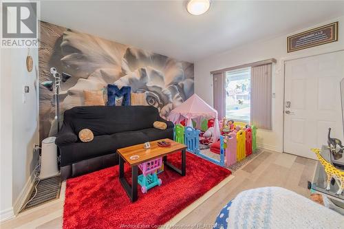 1743 Langlois Avenue, Windsor, ON - Indoor Photo Showing Living Room