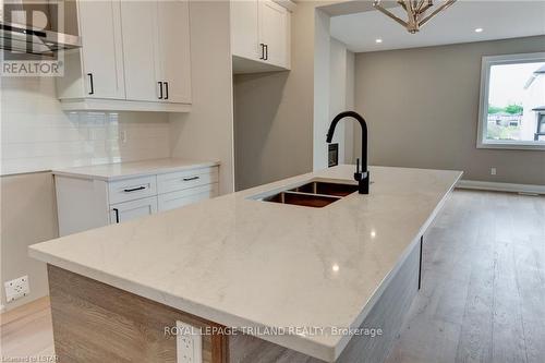 6489 Royal Magnolia Avenue, London, ON - Indoor Photo Showing Kitchen With Double Sink With Upgraded Kitchen