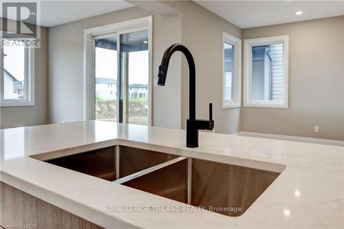 6489 Royal Magnolia Avenue, London, ON - Indoor Photo Showing Kitchen With Double Sink