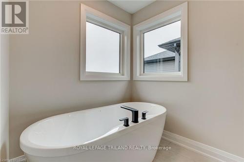 6489 Royal Magnolia Avenue, London, ON - Indoor Photo Showing Bathroom
