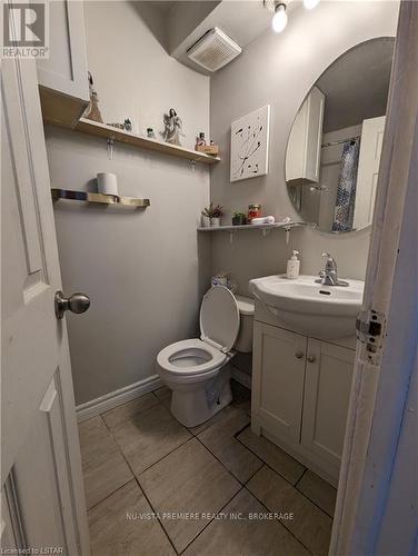 702 Adelaide Street N, London, ON - Indoor Photo Showing Bathroom
