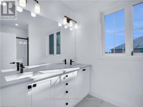 104 Foxborough Place, Thames Centre, ON - Indoor Photo Showing Bathroom