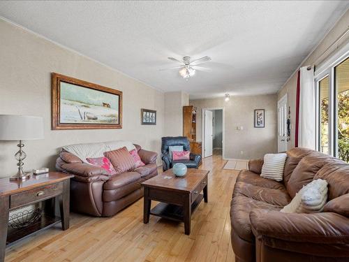120 Snowsell Street, Kelowna, BC - Indoor Photo Showing Living Room