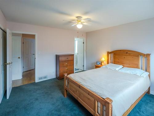 2880 Paris Street, Penticton, BC - Indoor Photo Showing Bedroom