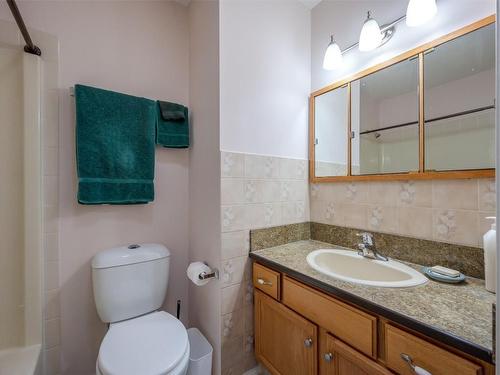 2880 Paris Street, Penticton, BC - Indoor Photo Showing Bathroom