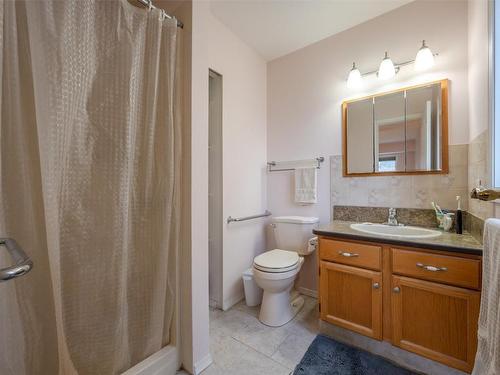 2880 Paris Street, Penticton, BC - Indoor Photo Showing Bathroom