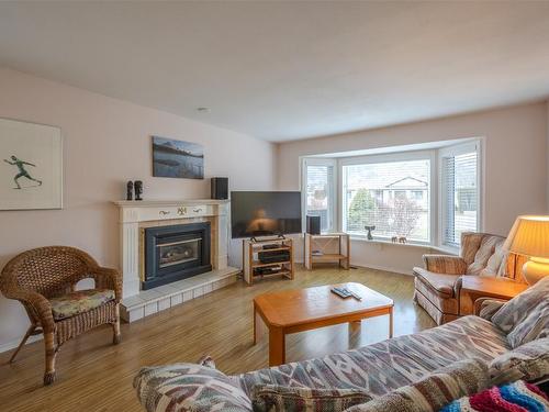 2880 Paris Street, Penticton, BC - Indoor Photo Showing Living Room With Fireplace