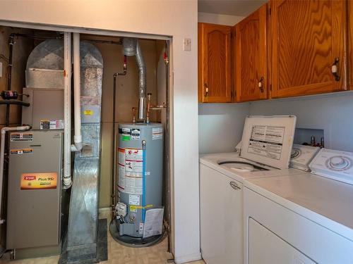 2880 Paris Street, Penticton, BC - Indoor Photo Showing Laundry Room