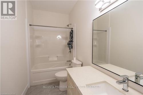 288 Stathis Boulevard, Sarnia, ON - Indoor Photo Showing Bathroom