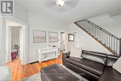 9398 Glendon Drive, Strathroy-Caradoc, ON - Indoor Photo Showing Living Room