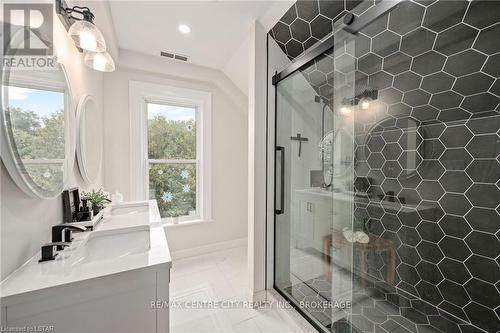 9398 Glendon Drive, Strathroy-Caradoc, ON - Indoor Photo Showing Bathroom