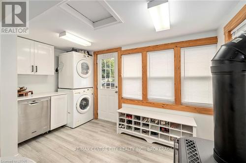 9398 Glendon Drive, Strathroy-Caradoc, ON - Indoor Photo Showing Laundry Room