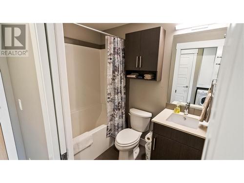 925 Leon Avenue E Unit# 412, Kelowna, BC - Indoor Photo Showing Bathroom