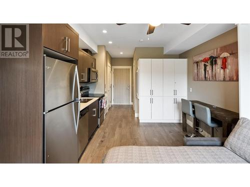 925 Leon Avenue E Unit# 412, Kelowna, BC - Indoor Photo Showing Kitchen