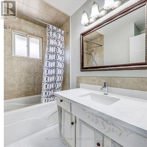 822 Central Park Boulevard N, Oshawa, ON - Indoor Photo Showing Bathroom