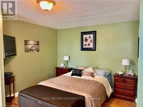 2752 Longwoods Road, Southwest Middlesex, ON - Indoor Photo Showing Bedroom
