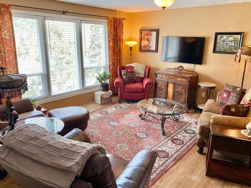 232 Everette Avenue, Greenwood, BC - Indoor Photo Showing Living Room