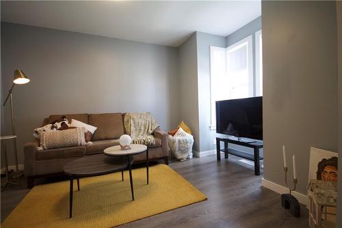 68 Steven Street, Hamilton, ON - Indoor Photo Showing Living Room