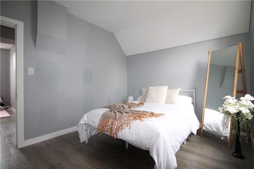 68 Steven Street, Hamilton, ON - Indoor Photo Showing Bedroom