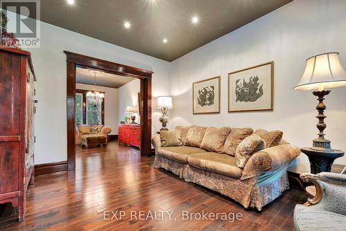 80 Spadina Avenue, Hamilton, ON - Indoor Photo Showing Living Room