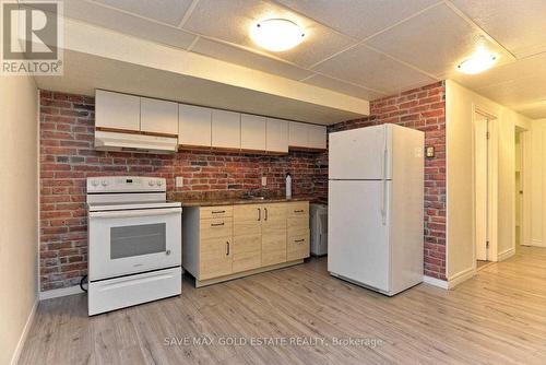 70 Lampman Crescent, Thorold, ON - Indoor Photo Showing Kitchen