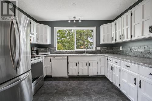 3335 Mcmurchie Road, West Kelowna, BC - Indoor Photo Showing Kitchen