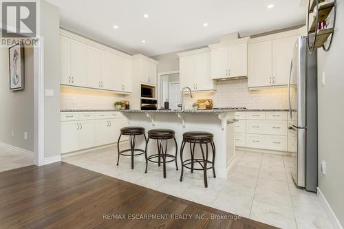 22 Chestnut Drive, Guelph/Eramosa, ON - Indoor Photo Showing Kitchen With Upgraded Kitchen