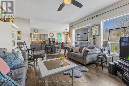 684 Lakelands Avenue, Innisfil, ON - Indoor Photo Showing Living Room
