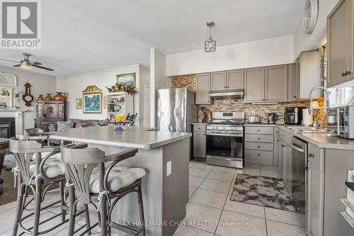 684 Lakelands Avenue, Innisfil, ON - Indoor Photo Showing Kitchen With Upgraded Kitchen