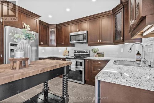 2151 Grand Ravine Drive, Oakville, ON - Indoor Photo Showing Kitchen With Upgraded Kitchen