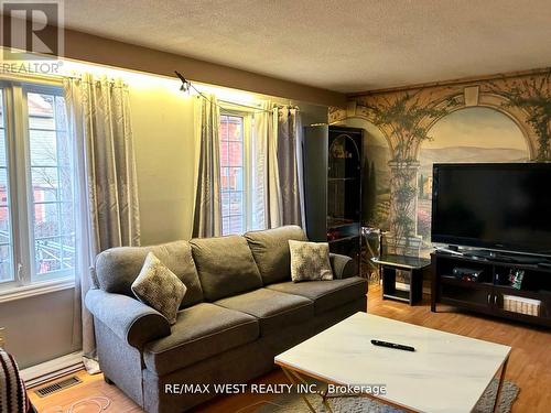 6 Bryant Court, Brampton, ON - Indoor Photo Showing Living Room