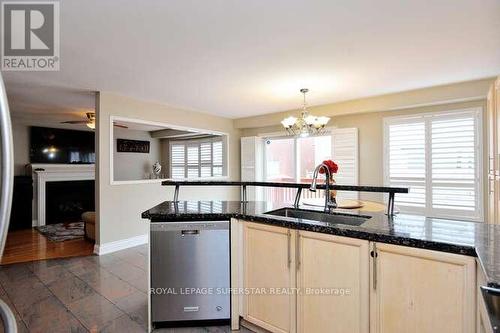 130 Edenbrook Hill Drive, Brampton (Fletcher'S Meadow), ON - Indoor Photo Showing Kitchen With Upgraded Kitchen