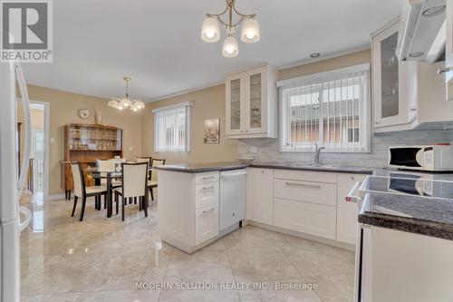 1662 Warren Drive, Mississauga, ON - Indoor Photo Showing Kitchen With Upgraded Kitchen