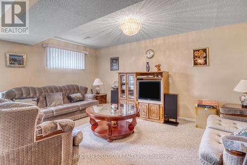 1662 Warren Drive, Mississauga, ON - Indoor Photo Showing Living Room