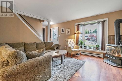 34 Trent River Road S, Kawartha Lakes, ON - Indoor Photo Showing Living Room