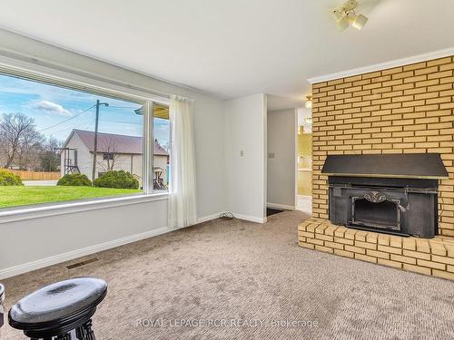 304 Highway 47 Rd, Uxbridge, ON - Indoor Photo Showing Living Room With Fireplace