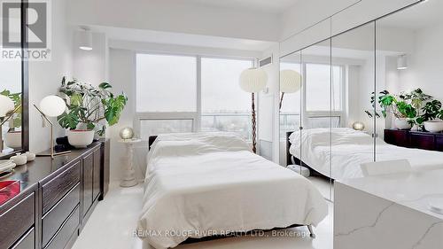 702 - 701 Sheppard Avenue W, Toronto, ON - Indoor Photo Showing Bedroom